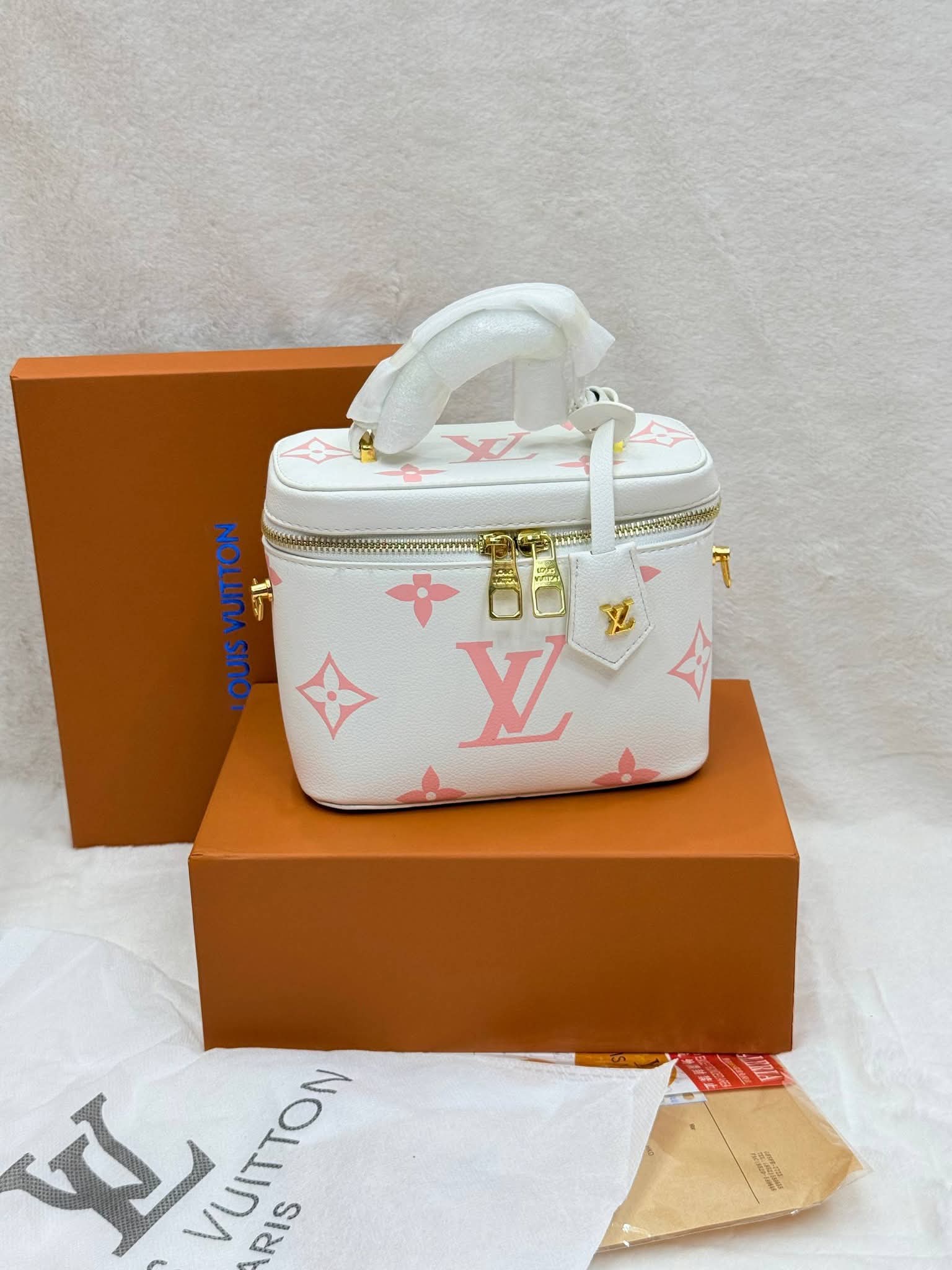 Louis Vuitton Women's Handbag – Luxury Style Shoulder Bag