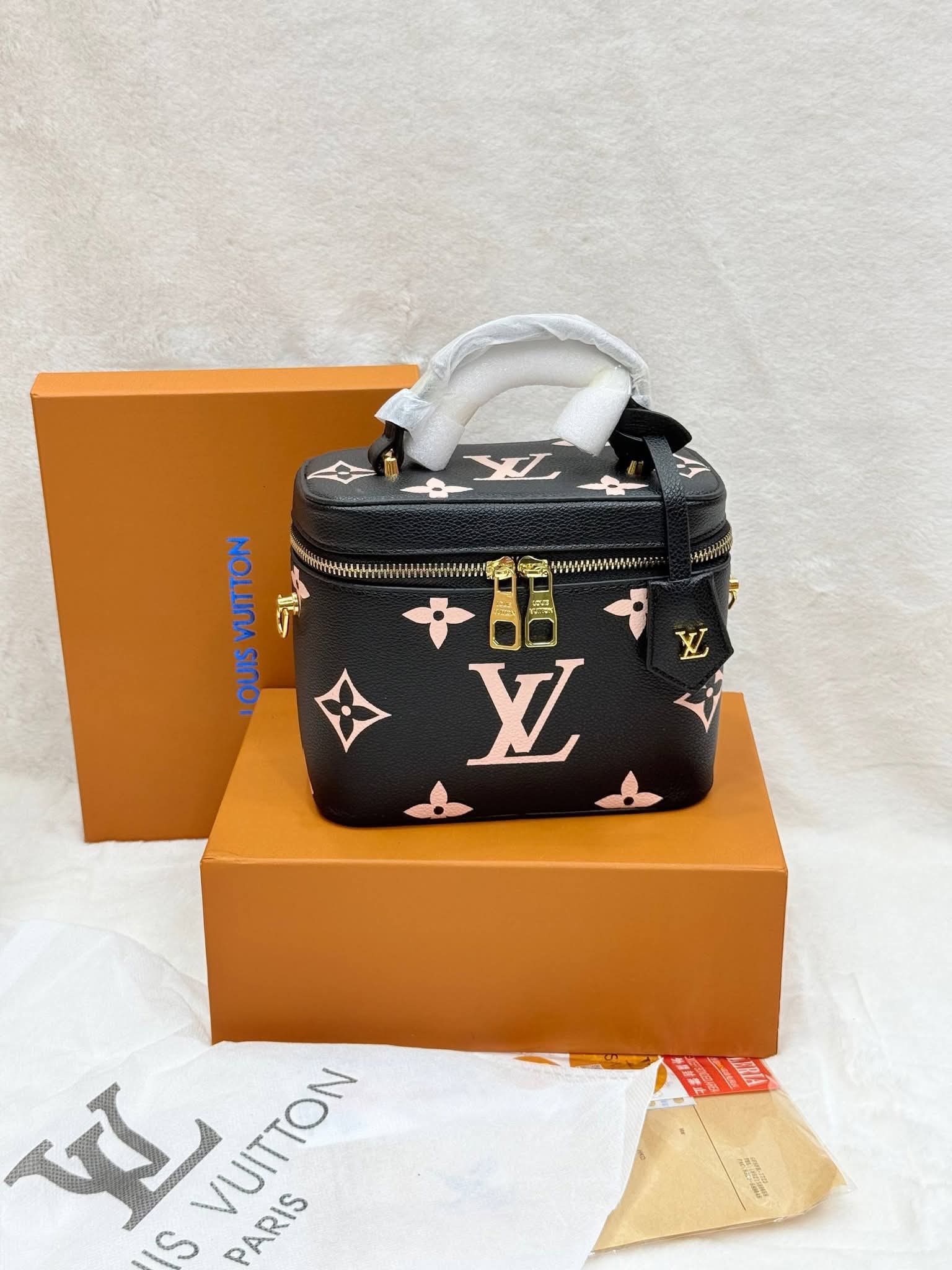 Louis Vuitton Women's Handbag – Luxury Style Shoulder Bag